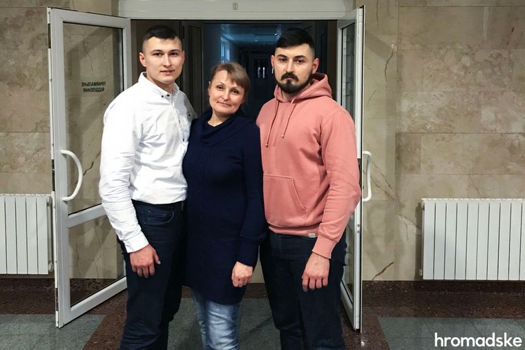 Марину Чуйкова, звільнена з полону самопроголошеної «ДНР», з синами Саввою (праворуч) та Артуром у лікарні «Феофанія», Київ, 29 грудня 2019 року