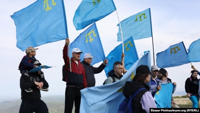 Кримськотатарська молодь піднялася на Чатир-Даг у пам'ять про жертви геноциду кримських татар (фотогалерея)