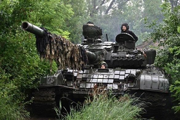 Українські військові 25 червня перевіряють свій танк Т-72 на позиції в Донецькій області