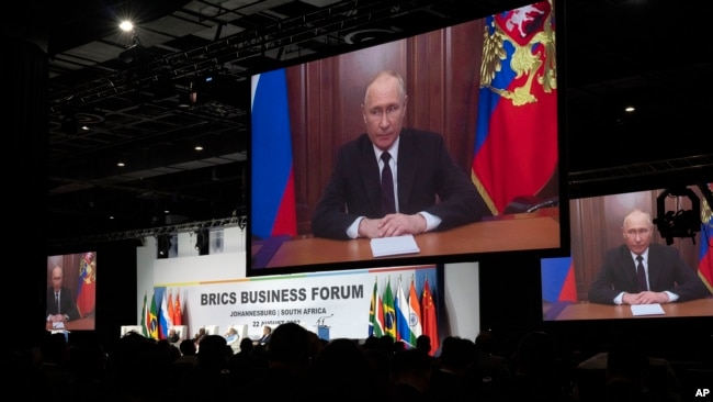 Президент Росії Володимир Путін через відеозв'язок звертається до лідерів БРІКС, які зібралися на саміті в Йоганнесбурзі. ПАР, 22 серпня 2023 року